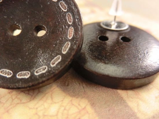 Preview: Holzknopf Ohrringe Naht Gravur Holz Natur